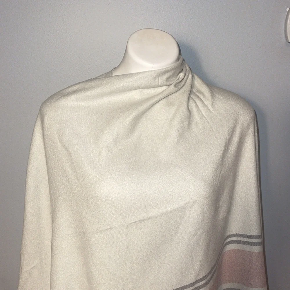 Siizu Causebox Collaboration NWT ladies 100% Viscose fringe wrap.